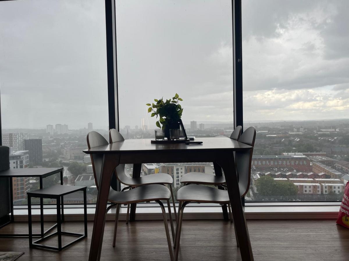Luxury 2 Bedroom En-Suite Apartment Balcony Views Manchester Buitenkant foto