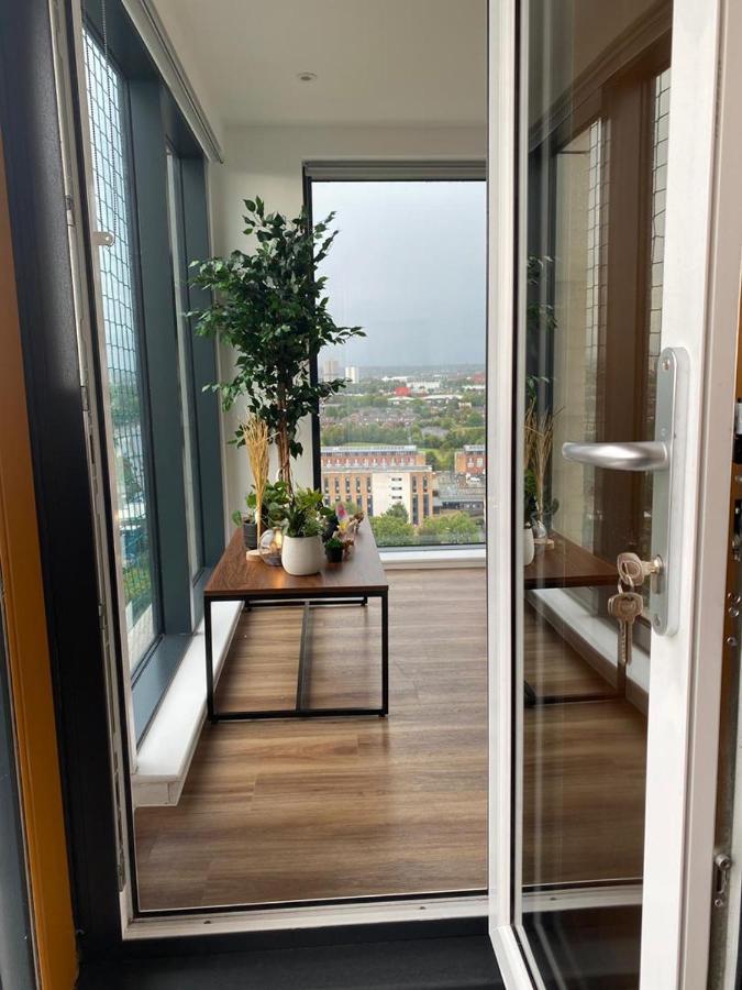 Luxury 2 Bedroom En-Suite Apartment Balcony Views Manchester Buitenkant foto