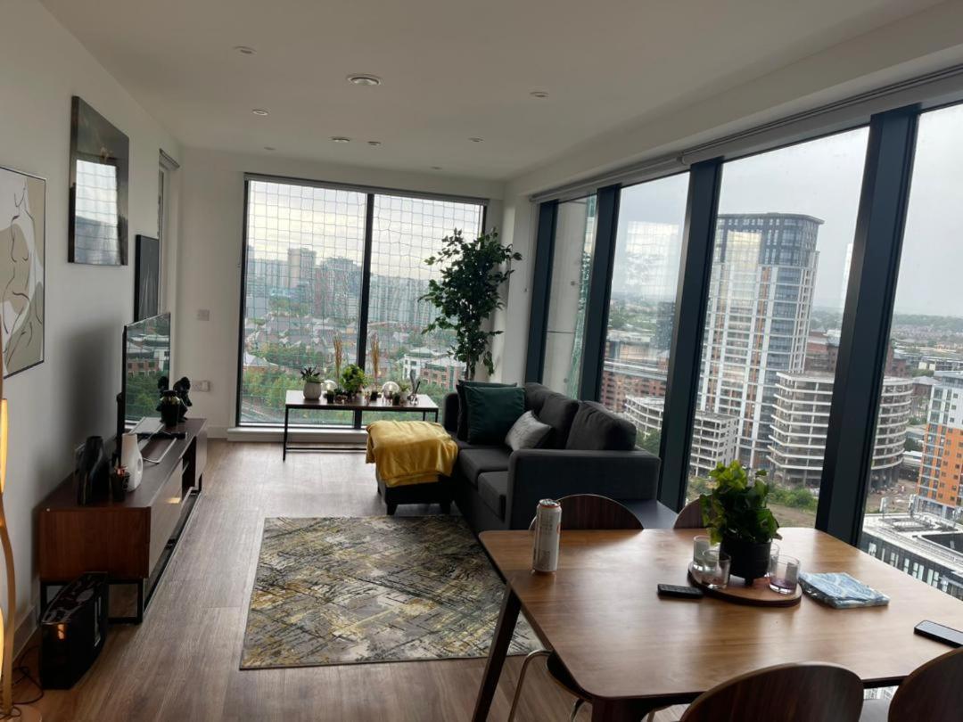 Luxury 2 Bedroom En-Suite Apartment Balcony Views Manchester Buitenkant foto